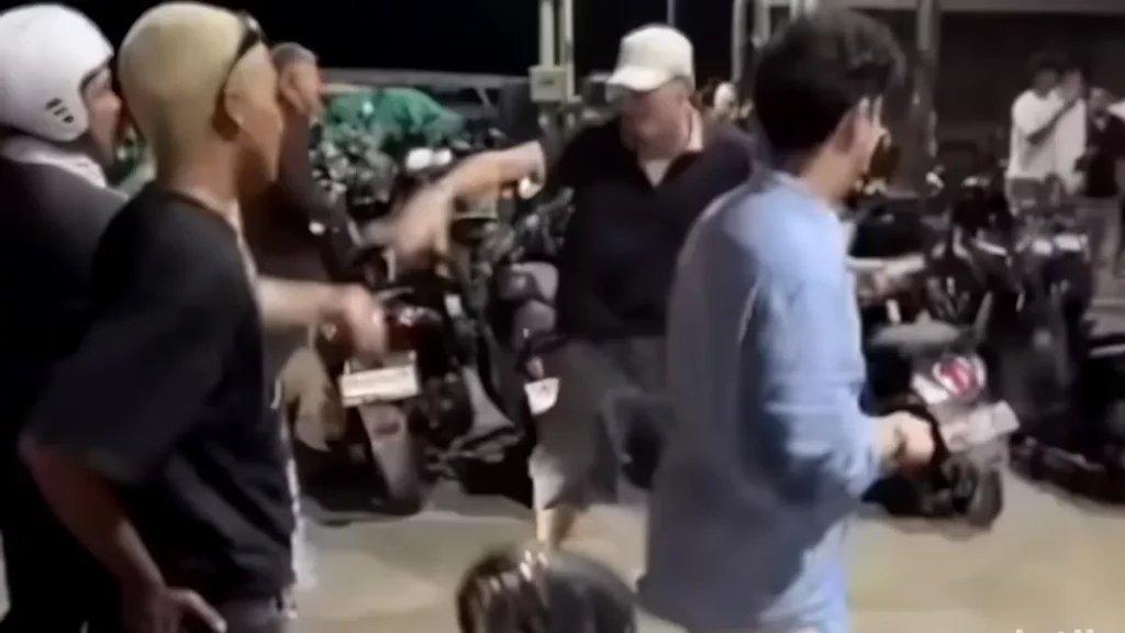 Viral Fight Between Foreign Tourists in Bali's Canggu Raises Fresh Questions About Late-Night Behavior 1 A fight between two foreigners in the parking lot at Batu Bolong Beach, Canggu Village, North Kuta, Badung, on Monday (June 29, 2026).