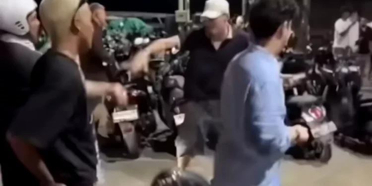 Viral Fight Between Foreign Tourists in Bali's Canggu Raises Fresh Questions About Late-Night Behavior 37 A fight between two foreigners in the parking lot at Batu Bolong Beach, Canggu Village, North Kuta, Badung, on Monday (June 29, 2026).
