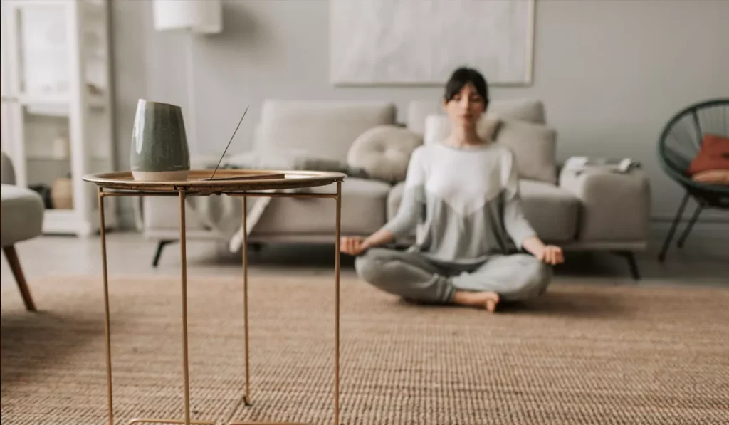 How to Calm Your Racing Mind: A Science-Backed Guide for Bali's Expats and Travelers 39 Woman practicing mindfulness meditation at home to calm a racing mind and reduce stress