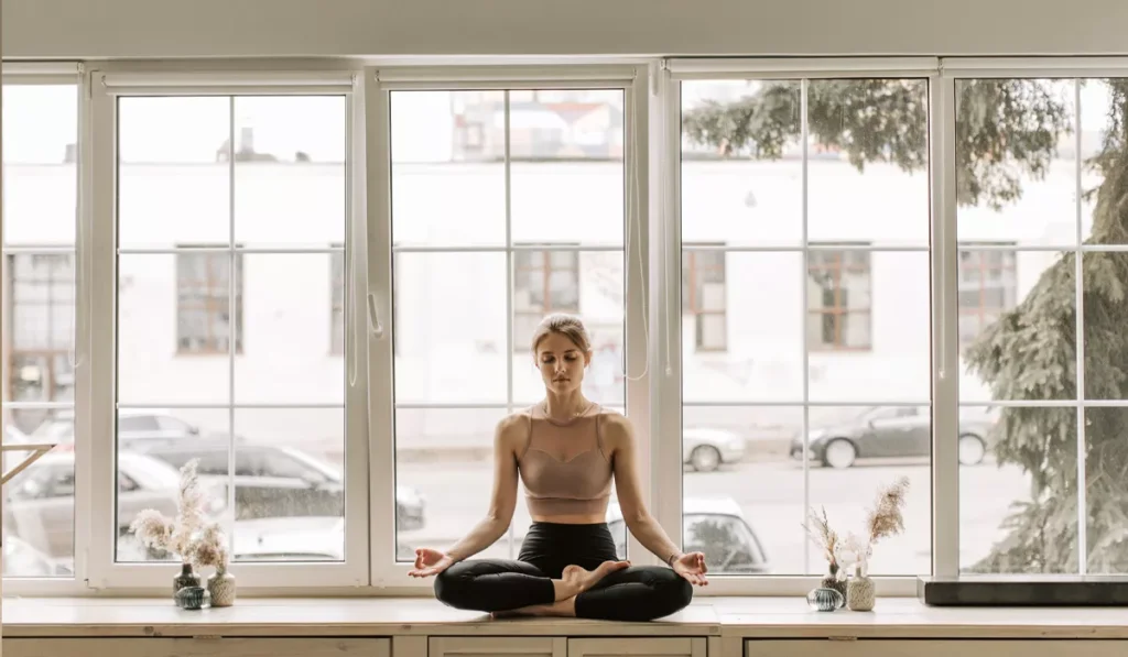 How to Calm Your Racing Mind: A Science-Backed Guide for Bali's Expats and Travelers 41 Calm Your Racing Mind - Woman practicing mindfulness meditation to calm a racing mind and reduce stress naturally