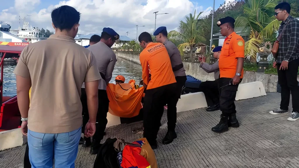 Chinese Crew Member Dies Aboard Cargo Ship En Route to Australia, Body Evacuated Off Bali 1 A joint search and rescue team evacuated the body of a crew member from the MV Shandong De Yu in the waters off Benoa on Tuesday (July 14, 2026). (Photo: Denpasar SAR)
