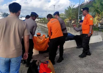 Chinese Crew Member Dies Aboard Cargo Ship En Route to Australia, Body Evacuated Off Bali 42 A joint search and rescue team evacuated the body of a crew member from the MV Shandong De Yu in the waters off Benoa on Tuesday (July 14, 2026). (Photo: Denpasar SAR)