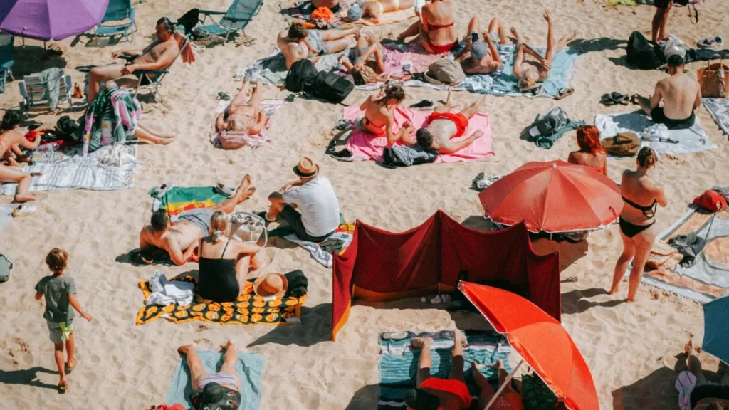 How People Stayed Cool Before Air Conditioning: 5 Ancient Heat Hacks Backed by Modern Science 1 A photo of hot weather at a beach