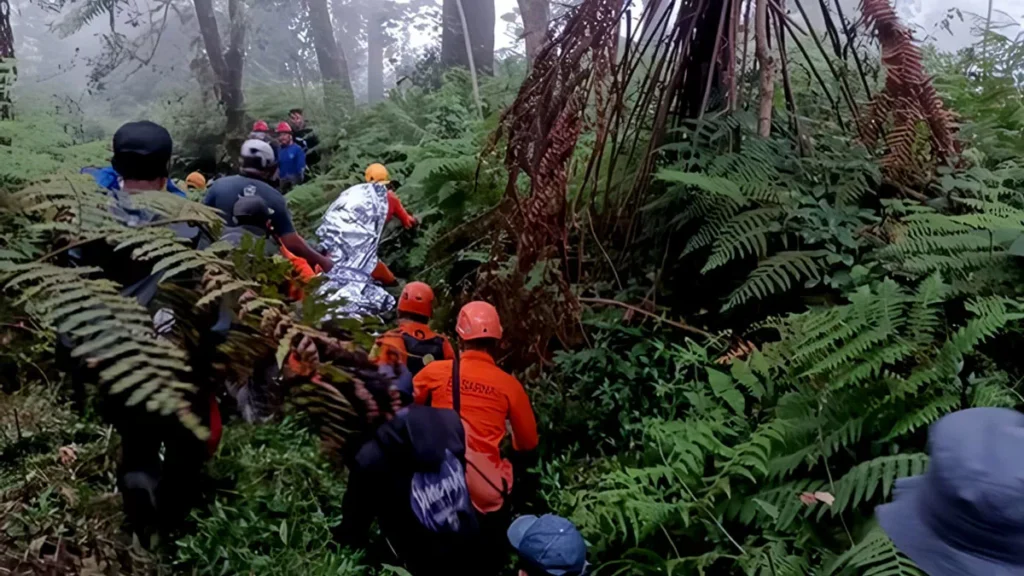 Hiker Rescued Unconscious on Mount Agung After Exhaustion Strikes at 2,200 Meters 1 Photo: Evacuation of a Mount Agung hiker who suffered from exhaustion and lost consciousness, Saturday (July 18, 2026) (Photo: Basarnas Karangasem)
