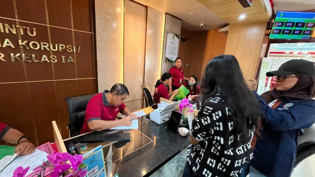 Indonesian Lawmaker Voices Concern as Four Bali News Outlets Face $1.5 Million Civil Lawsuit 38
Bali Press Solidarity Submits Amicus Curiae; Bali IWO Chairman (Wearing a Hat) Oversees Lawsuit Against Four Media Outlets
