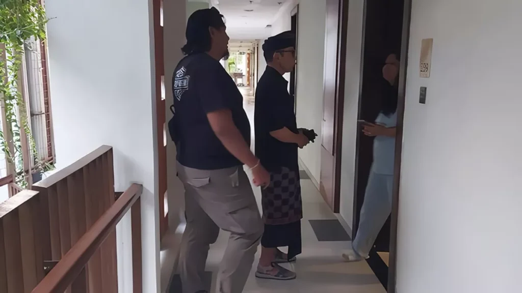 Indian Tourist Says She Lost Cash After Being Asked to Smell a Fragrant Substance in Bali's Kuta 1 Police officers visited the scene of an alleged theft involving an Indian tourist in Kuta, Badung, Bali. (Photo: Denpasar City Police)