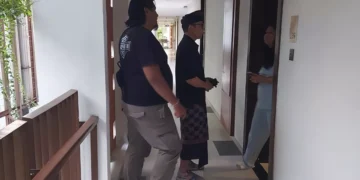 Indian Tourist Says She Lost Cash After Being Asked to Smell a Fragrant Substance in Bali's Kuta 1 Police officers visited the scene of an alleged theft involving an Indian tourist in Kuta, Badung, Bali. (Photo: Denpasar City Police)