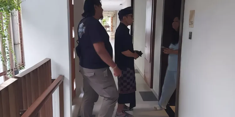 Police officers visited the scene of an alleged theft involving an Indian tourist in Kuta, Badung, Bali. (Photo: Denpasar City Police)