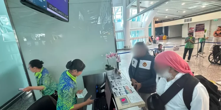 Photo: The Singaraja Class II Special Immigration Office (TPI) deported foreign nationals for residence permit violations via I Gusti Ngurah Rai International Airport on Friday (July 10, 2026). (Doc. Singaraja Immigration)