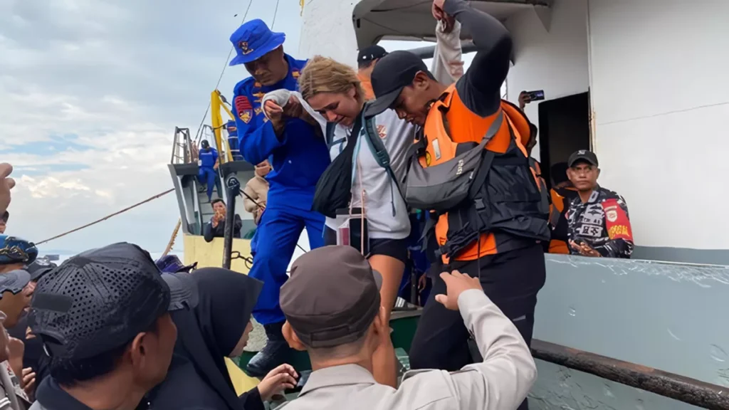 Tourist Boat Bound for Labuan Bajo Sinks Off Bima, 44 Passengers Rescued, One Foreign Tourist Injured 1 Photo: Passengers from a tourist boat that sank in the waters off Sanggar are evacuated by a joint team at Bima Port, West Nusa Tenggara (NTB), on Friday (July 17, 2026). (Credit: Bima City Police)