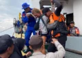 Tourist Boat Bound for Labuan Bajo Sinks Off Bima, 44 Passengers Rescued, One Foreign Tourist Injured 46 Photo: Passengers from a tourist boat that sank in the waters off Sanggar are evacuated by a joint team at Bima Port, West Nusa Tenggara (NTB), on Friday (July 17, 2026). (Credit: Bima City Police)