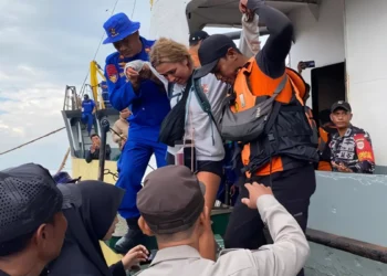 Photo: Passengers from a tourist boat that sank in the waters off Sanggar are evacuated by a joint team at Bima Port, West Nusa Tenggara (NTB), on Friday (July 17, 2026). (Credit: Bima City Police)
