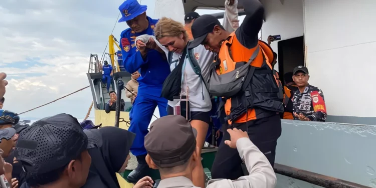 Tourist Boat Bound for Labuan Bajo Sinks Off Bima, 44 Passengers Rescued, One Foreign Tourist Injured 37 Photo: Passengers from a tourist boat that sank in the waters off Sanggar are evacuated by a joint team at Bima Port, West Nusa Tenggara (NTB), on Friday (July 17, 2026). (Credit: Bima City Police)
