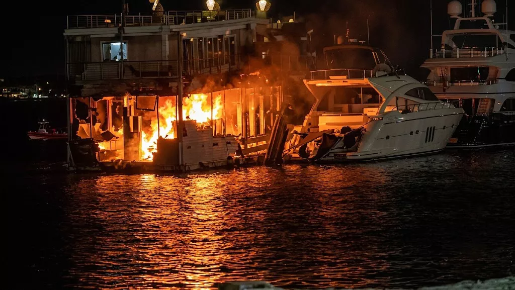 Generator Fire Sparks Alarm on Tourist Pinisi Boat in Labuan Bajo, No Injuries Reported 38
Photo: The *pinisi* boat *Somerdive* on fire in the waters off Labuan Bajo, West Manggarai, early Tuesday morning (July 14, 2026). (This photo has been enhanced using AI.)