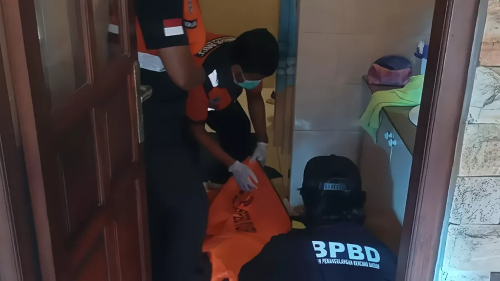 Elderly Australian Tourist Found Dead in Bathroom of Sanur Villa, Suspected Natural Causes 1 Photo: Denpasar BPBD personnel evacuating an elderly Australian found dead in the bathroom of a villa in the Sanur area, Thursday (July 16, 2026). (Courtesy of South Denpasar Sector Police)