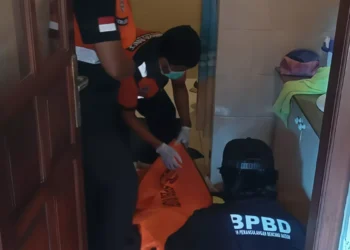 Elderly Australian Tourist Found Dead in Bathroom of Sanur Villa, Suspected Natural Causes 54 Photo: Denpasar BPBD personnel evacuating an elderly Australian found dead in the bathroom of a villa in the Sanur area, Thursday (July 16, 2026). (Courtesy of South Denpasar Sector Police)
