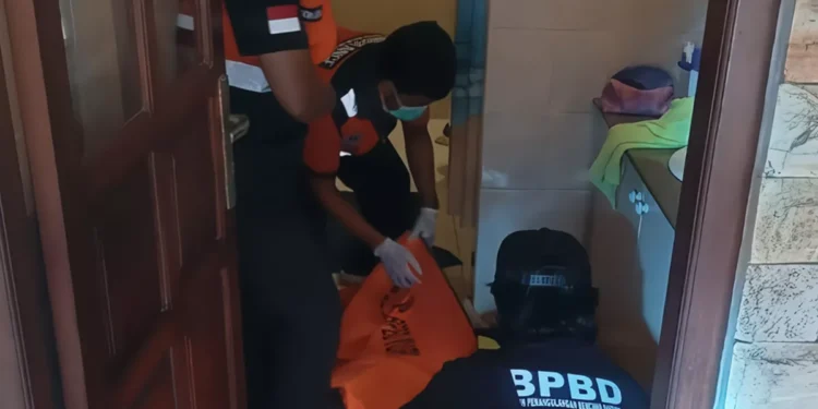 Elderly Australian Tourist Found Dead in Bathroom of Sanur Villa, Suspected Natural Causes 37 Photo: Denpasar BPBD personnel evacuating an elderly Australian found dead in the bathroom of a villa in the Sanur area, Thursday (July 16, 2026). (Courtesy of South Denpasar Sector Police)