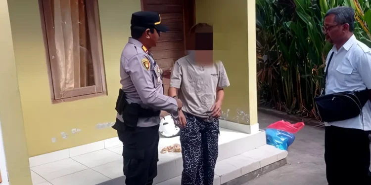 Burglar Targeted the Same Bali Villa Three Times to Fund iPhone Purchases and Online Gambling, Police Say 37 A man identified by the initials KPA, alias Sotong (19), was arrested by police at a boarding house in Banyualit Village, Buleleng, Bali. (Photo: Buleleng Police)