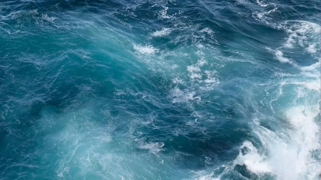 Photo of the sea in Bali with strong waves and currents.