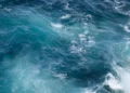 Photo of the sea in Bali with strong waves and currents.