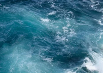 Photo of the sea in Bali with strong waves and currents.