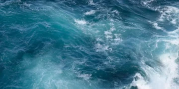 Photo of the sea in Bali with strong waves and currents.