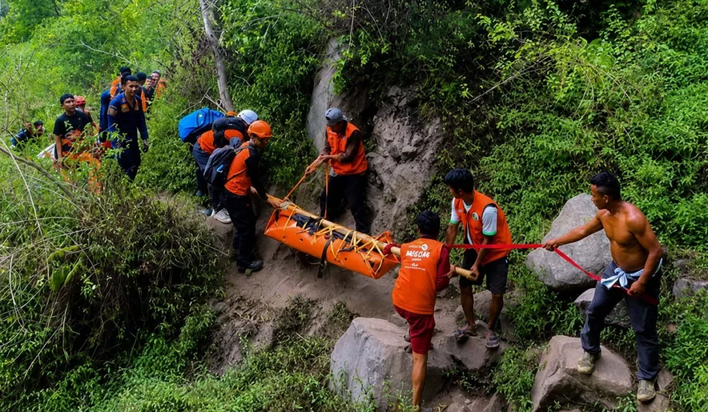 Photo: Recovery of the body of a victim who died after falling into a ravine while hiking Mount Rinjani, Lombok, West Nusa Tenggara (NTB), Tuesday (July 28, 2026). Photo credit: SAR Mataram.
