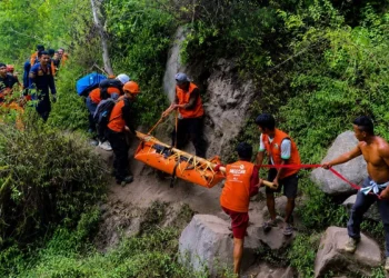 Photo: Recovery of the body of a victim who died after falling into a ravine while hiking Mount Rinjani, Lombok, West Nusa Tenggara (NTB), Tuesday (July 28, 2026). Photo credit: SAR Mataram.