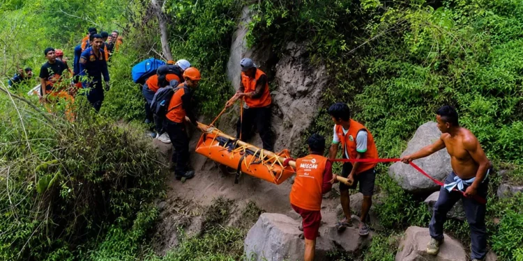 Photo: Recovery of the body of a victim who died after falling into a ravine while hiking Mount Rinjani, Lombok, West Nusa Tenggara (NTB), Tuesday (July 28, 2026). Photo credit: SAR Mataram.