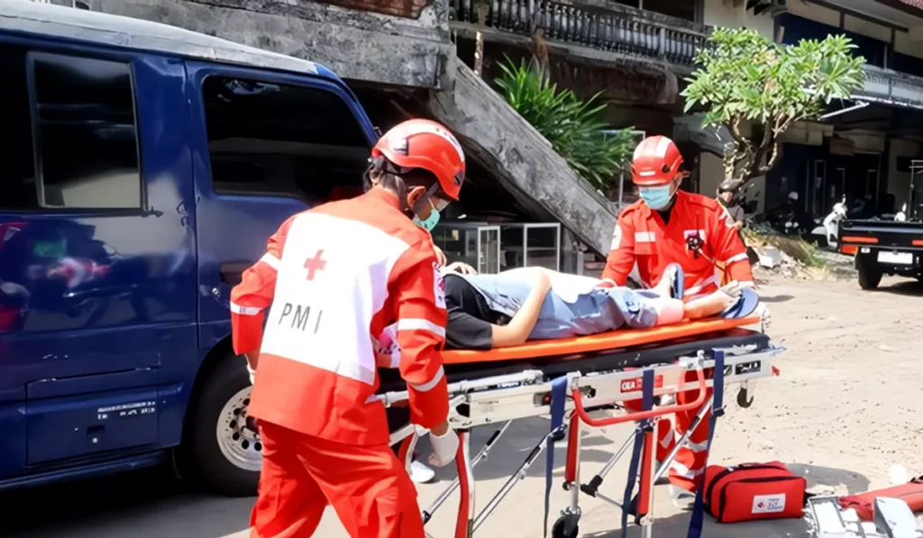 Denpasar Red Cross Sets 15-Minute Emergency Response Target as It Doubles Down on Ambulance Training 1 Photo: Denpasar City Indonesian Red Cross (PMI) personnel conducting an accident victim response simulation, Monday (July 20, 2026).