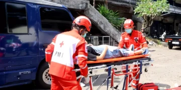 Denpasar Red Cross Sets 15-Minute Emergency Response Target as It Doubles Down on Ambulance Training 1 Photo: Denpasar City Indonesian Red Cross (PMI) personnel conducting an accident victim response simulation, Monday (July 20, 2026).