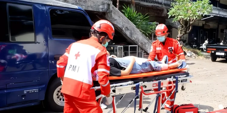 Denpasar Red Cross Sets 15-Minute Emergency Response Target as It Doubles Down on Ambulance Training 37 Photo: Denpasar City Indonesian Red Cross (PMI) personnel conducting an accident victim response simulation, Monday (July 20, 2026).