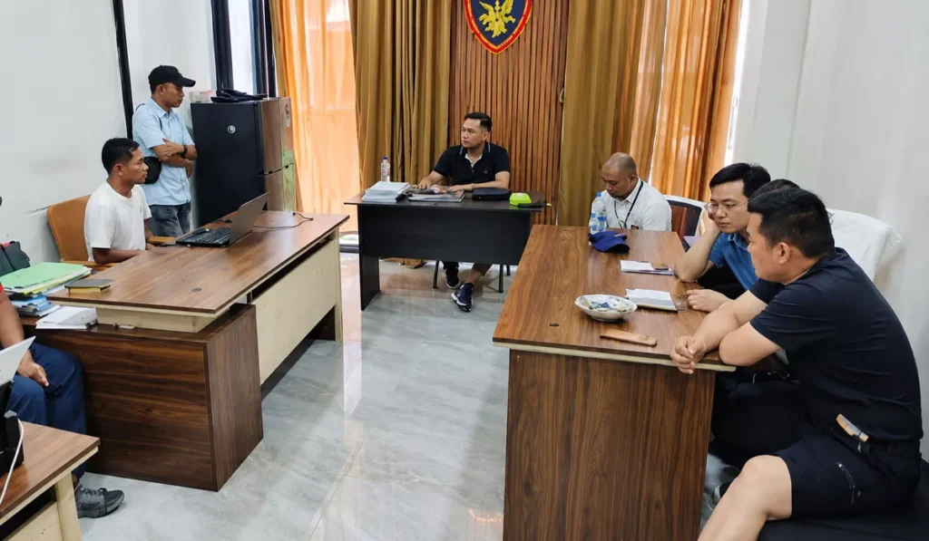Photo: The Law Enforcement Unit of the West Manggarai Police Water and Air Police (Satpolairud) questioning witnesses regarding the deaths of two Chinese tourists who drowned in Labuan Bajo. (Doc. West Manggarai Police)