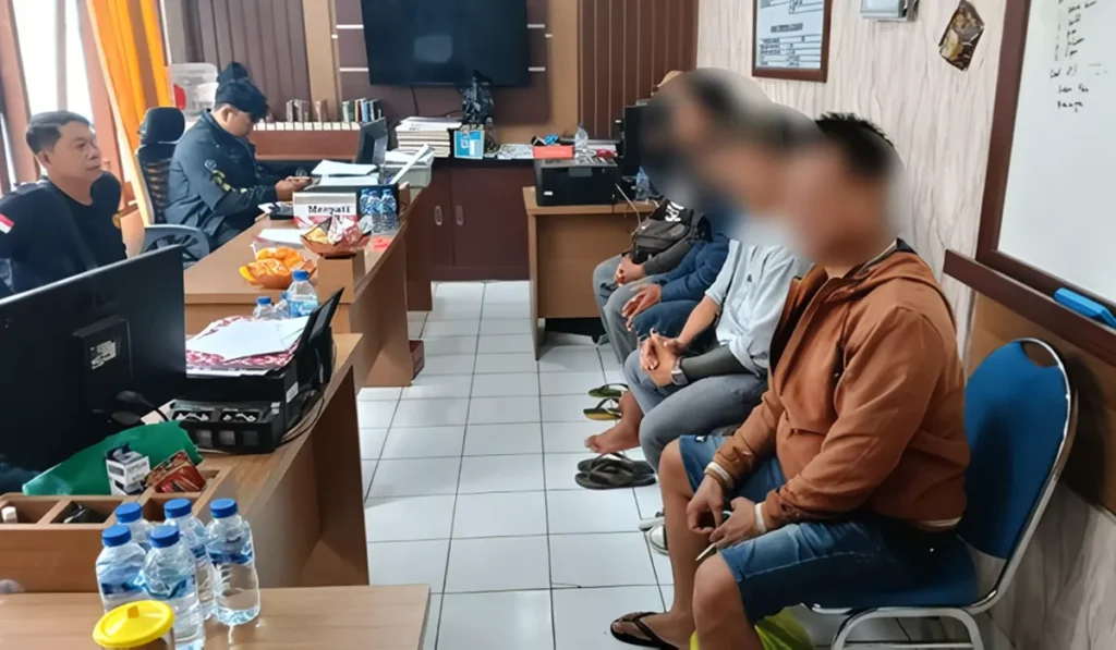 Photo: Police question residents of Banjar Dinas Juwuk Legi, Batunya Village, Baturiti District, Tabanan, following an incident where a chicken thief was beaten to death by a mob. (Courtesy)