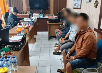 Photo: Police question residents of Banjar Dinas Juwuk Legi, Batunya Village, Baturiti District, Tabanan, following an incident where a chicken thief was beaten to death by a mob. (Courtesy)