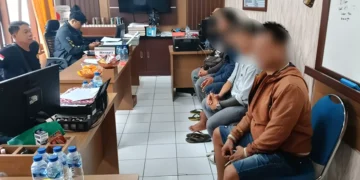 Photo: Police question residents of Banjar Dinas Juwuk Legi, Batunya Village, Baturiti District, Tabanan, following an incident where a chicken thief was beaten to death by a mob. (Courtesy)