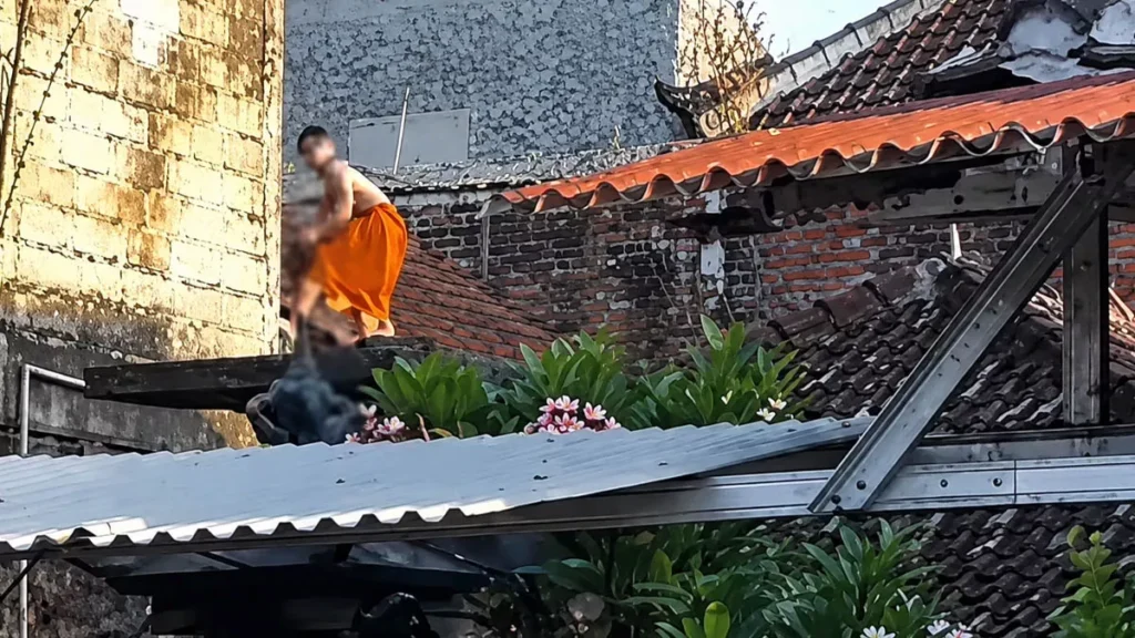 Denpasar Spa Attack Suspect Caught After Fleeing Across Rooftops, Throwing Roof Tiles at Pursuing Residents 1 The perpetrator of an attempted rape of a spa therapist in Denpasar, Bali, fleeing from residents. (Photo: Courtesy)