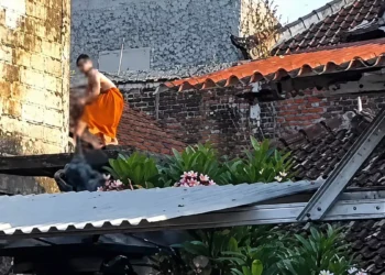 The perpetrator of an attempted rape of a spa therapist in Denpasar, Bali, fleeing from residents. (Photo: Courtesy)