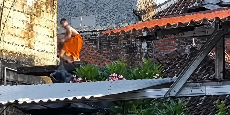 Denpasar Spa Attack Suspect Caught After Fleeing Across Rooftops, Throwing Roof Tiles at Pursuing Residents 37 The perpetrator of an attempted rape of a spa therapist in Denpasar, Bali, fleeing from residents. (Photo: Courtesy)