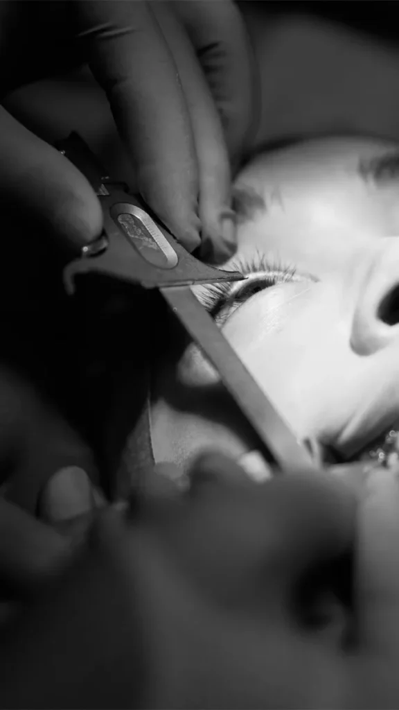 Doctors Restored a Man's Sight by Implanting His Own Tooth in His Eye, in a First-of-Its-Kind Procedure for Canada 39 Doctors performing osteo-odonto-keratoprosthesis (OOKP), an advanced eye surgery for severe corneal blindness.
