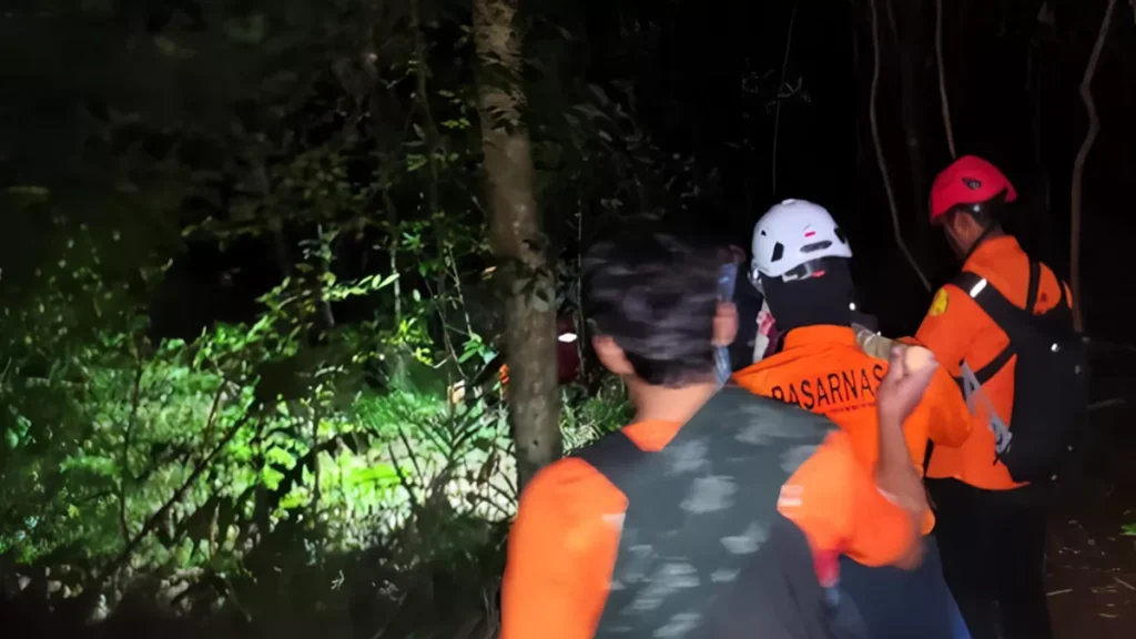 Photo: Evacuation of an injured hiker on Mount Rinjani by a joint Search and Rescue (SAR) team, Tuesday (June 30, 2026)