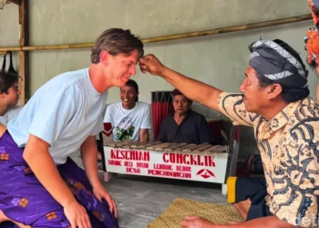 A tourist participates in the *Sembeq Buraq* ritual while visiting Pengadangan Village, Pringgasela District, East Lombok, West Nusa Tenggara (NTB), on Friday (July 24, 2026). (Photo: Amrul Arahap)