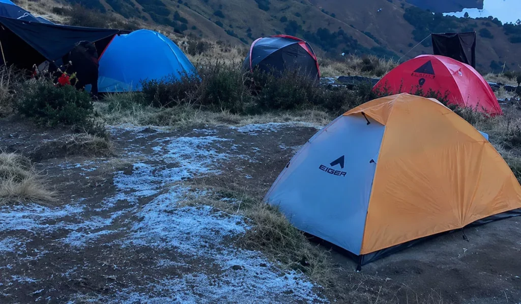 Photo: Grass and hikers' tents at the Pelawangan Sembalun campsite on Mount Rinjani, East Lombok, West Nusa Tenggara (NTB), are covered in ice, Monday (July 27, 2026). (Doc. TNGR)