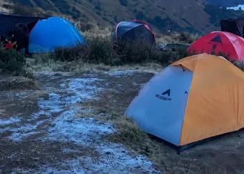 Photo: Grass and hikers' tents at the Pelawangan Sembalun campsite on Mount Rinjani, East Lombok, West Nusa Tenggara (NTB), are covered in ice, Monday (July 27, 2026). (Doc. TNGR)