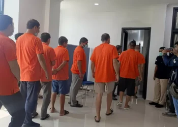 16 Uzbek Nationals Found Stranded on Remote Indonesian Island as Authorities Probe Possible Smuggling Network 37 Photo: Sixteen Uzbek nationals have been taken into custody at the Class I TPI Immigration Office in Kupang. They had previously been stranded at Kampung Air Panas Beach in Bandar Village, Pantar District, Alor, East Nusa Tenggara (NTT). (Simon Selly/detikBali)