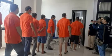 Photo: Sixteen Uzbek nationals have been taken into custody at the Class I TPI Immigration Office in Kupang. They had previously been stranded at Kampung Air Panas Beach in Bandar Village, Pantar District, Alor, East Nusa Tenggara (NTT). (Simon Selly/detikBali)