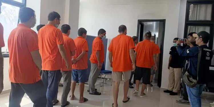 Photo: Sixteen Uzbek nationals have been taken into custody at the Class I TPI Immigration Office in Kupang. They had previously been stranded at Kampung Air Panas Beach in Bandar Village, Pantar District, Alor, East Nusa Tenggara (NTT). (Simon Selly/detikBali)