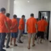 Photo: Sixteen Uzbek nationals have been taken into custody at the Class I TPI Immigration Office in Kupang. They had previously been stranded at Kampung Air Panas Beach in Bandar Village, Pantar District, Alor, East Nusa Tenggara (NTT). (Simon Selly/detikBali)