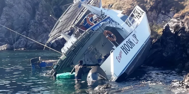 Tourist Speedboat Runs Aground Near Labuan Bajo, Captain Injured as Six Passengers Escape Unhur 37 Photo: The speedboat *Hook Up* struck a reef in the waters off Bidadari Island, Labuan Bajo, West Manggarai, East Nusa Tenggara (NTT), on Saturday (July 11, 2026). (Courtesy)