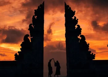 Bali Sunset Captions: 60+ Original Instagram Captions for Your Best Golden Hour Photos 40 A beautiful sunset photo at a temple in Bali (Pexels)